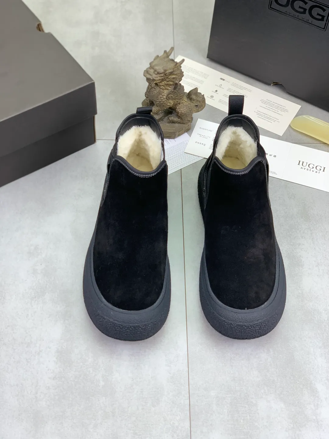 Men's men's shoes 💰P560 New arrival 🆕🆕🆕 IUGGI A pair of handsome Martin boots that want to be "welded" to the feet. Sheep fur lining is comfortable and warm. The anti-slip performance is even better. Matte cowhide with super comfortable stretch velvet. ➕Fine handmade stitching to keep your feet from freezing in the winter. Must be arranged! Perfectly interpreting the essence of Chelsea, trendy and fashionable, casual and versatile. Size: 39-44